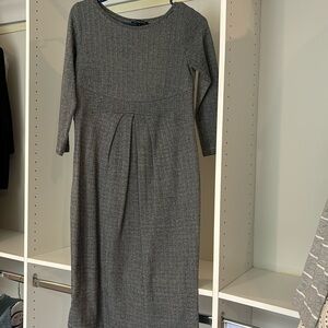 This Isabella Oliver maternity dress is size 3 (which is US size 8).